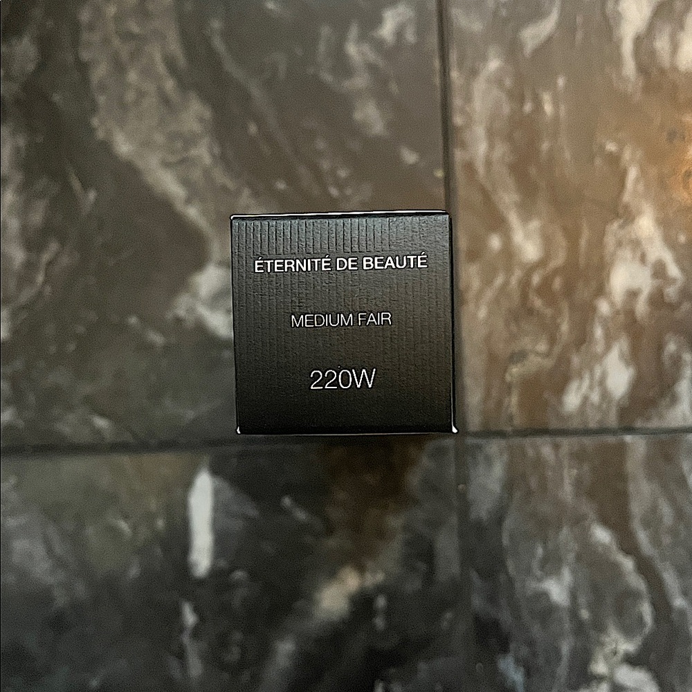 220W - Gucci Eternité De Beauté foundation (Fair Medium with Warm Undert… - Picture 10 of 12